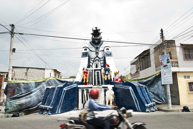 Illustration for article titled In Ecuador, insane giant sculptures of The Hulk and Hellboy invade on New Year's Eve